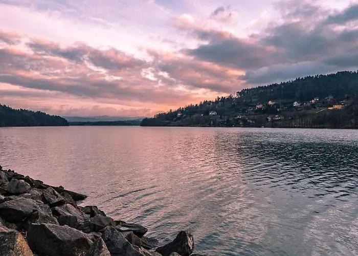 Nad Jeziorem-wodnik 1 Holiday home *